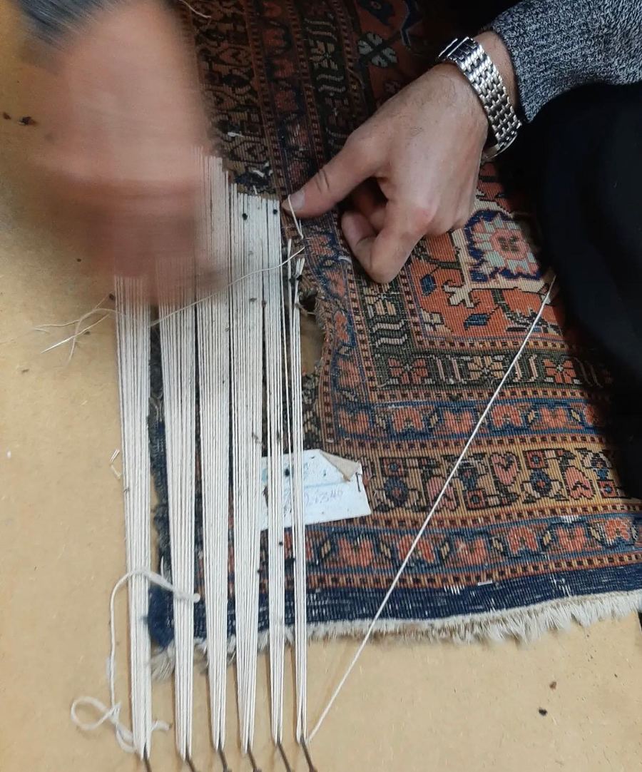 Rebuilding the warp threads along the selvedge of an antique rug